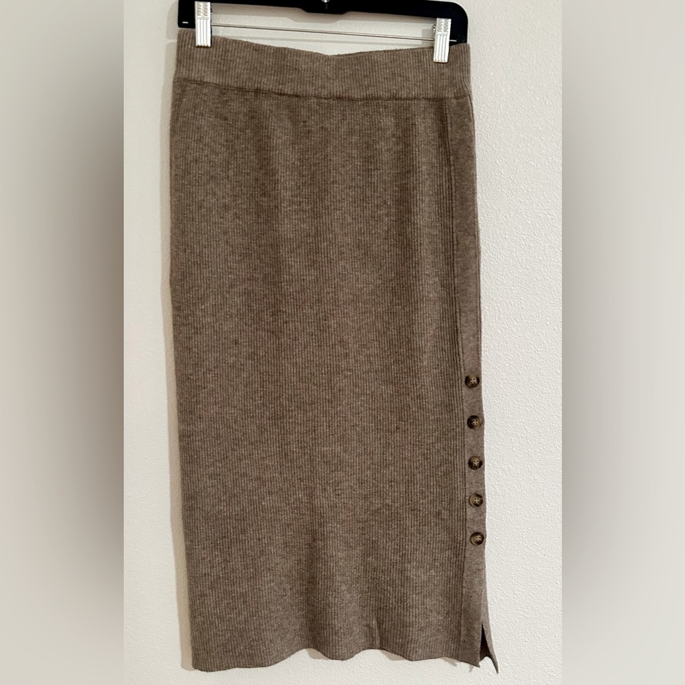 NWT Pinch Ribbed sweater midi skirt with button slit, mocha color, size small